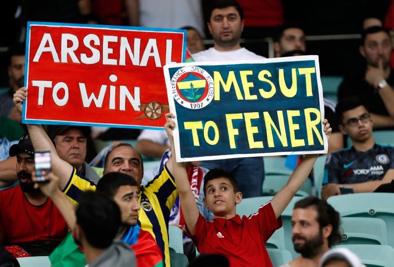 Bakü’de Mesut Özil’e Fenerbahçe mesajı