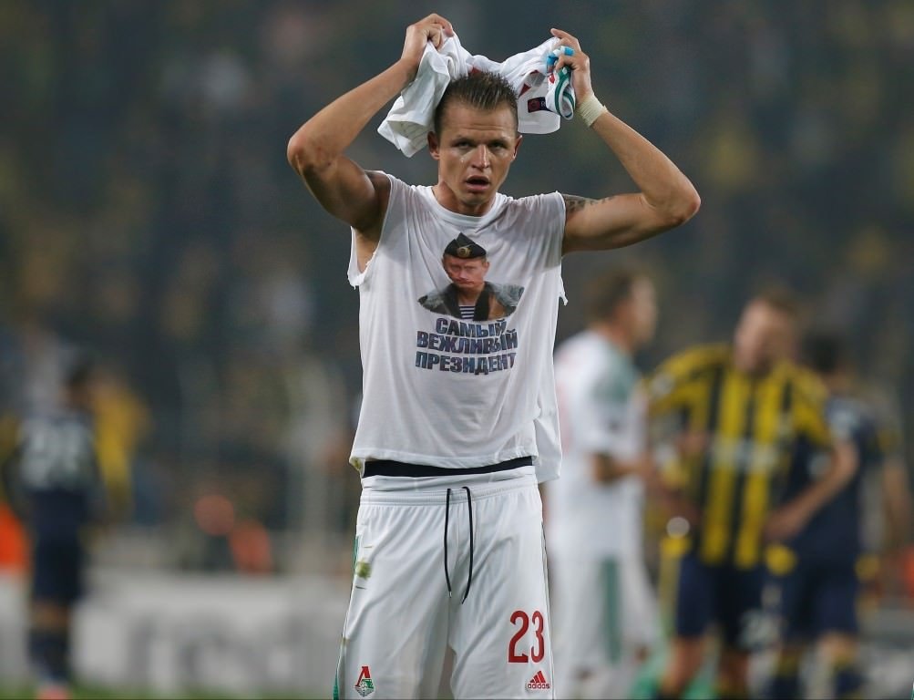 Rus futbolcudan olay yaratan tişört