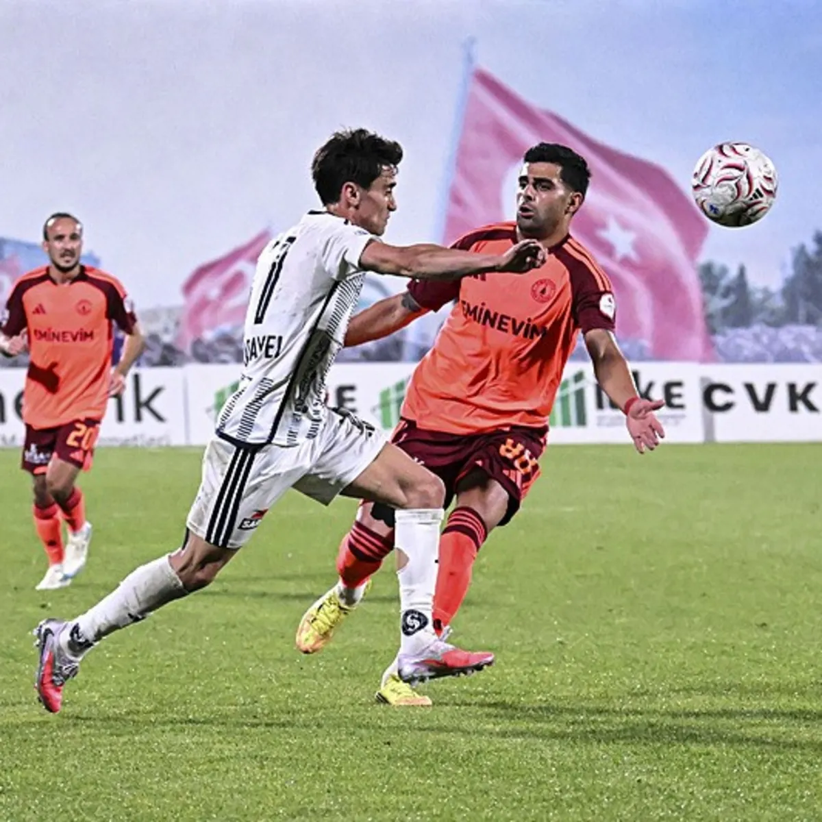 Eminevim Ümraniyespor ve SMS Grup Sarıyer sahadan beraberlikle ayrıldı