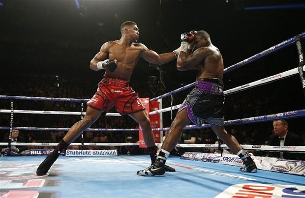 Tek yumrukla rakibini nakavt etti