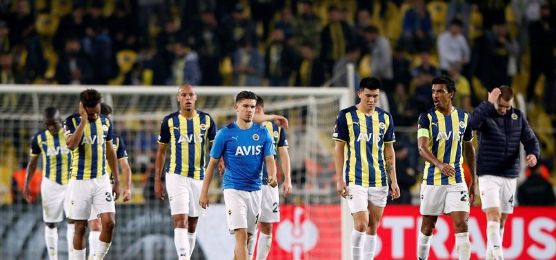 Fenerbahçeli taraftarlardan Royal Antwerp maçı sonrası futbolculara tepki!