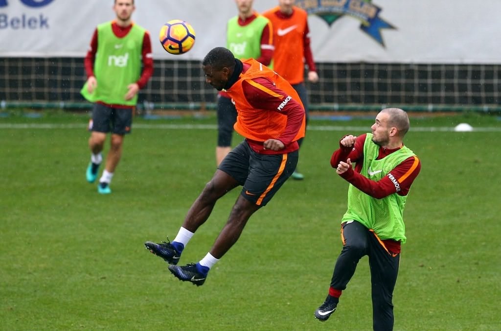 Sneijder transfer iddialarına cevap verdi