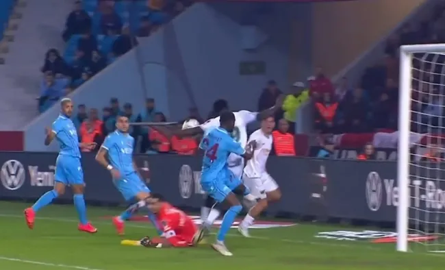Trabzonspor - Konyaspor maçında tartışmalı pozisyon! Mame Diouf... - 3