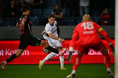 Muçi direğe takıldı!
