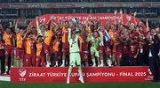 Şampiyon Galatasaray kupasını kaldırdı!