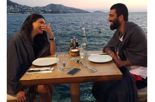 Arda Turan ile Aslıhan Doğan’ın barış fotoğrafı