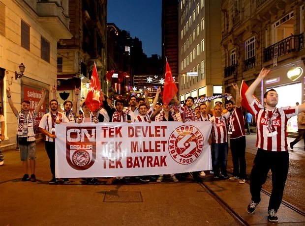 Taraftar grupları demokrasi yürüyüşünde