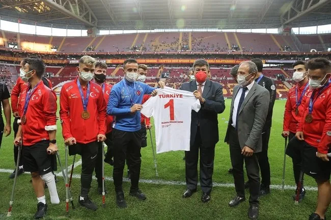 Son dakika spor haberi: Galatasaray'dan Ampute Milli Takımı'mıza plaket! - 1