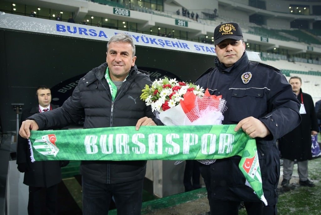 Bursaspor sahaya çevik kuvvet montlarıyla çıktı