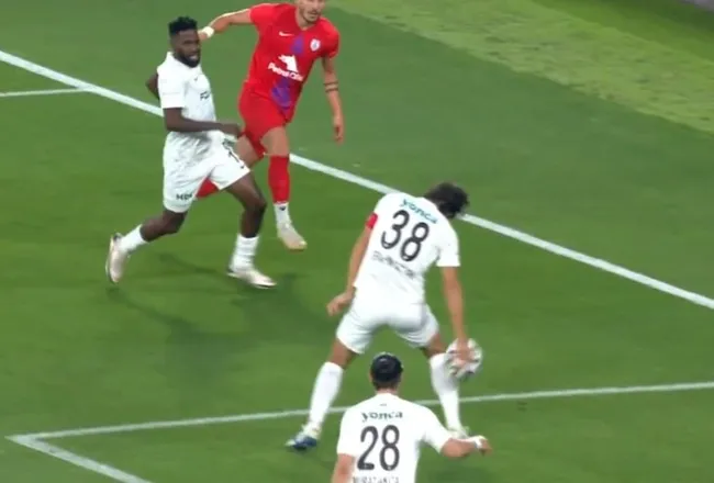 Son dakika spor haberi: Altınordu Altay maçında penaltı itirazları! İşte o pozisyon... - 1