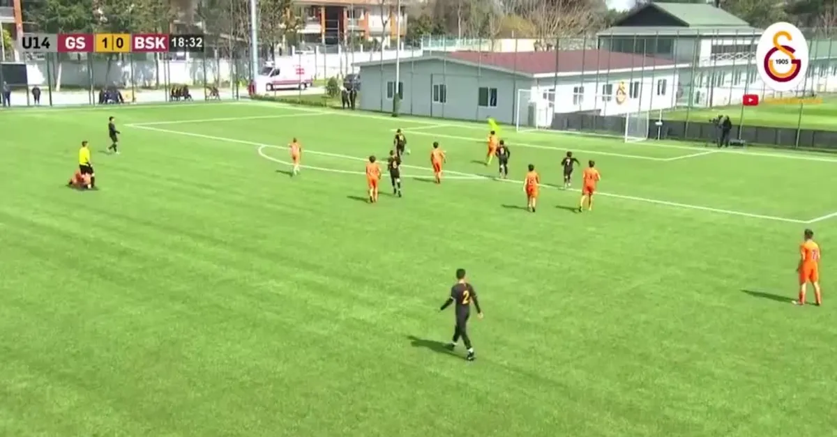 Galatasaray forması giyen Emirhan Kayar'dan örnek davranış