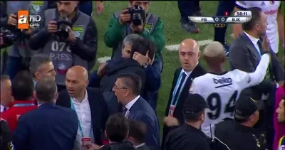 Fenerbahçe-Beşiktaş maçında saha karıştı