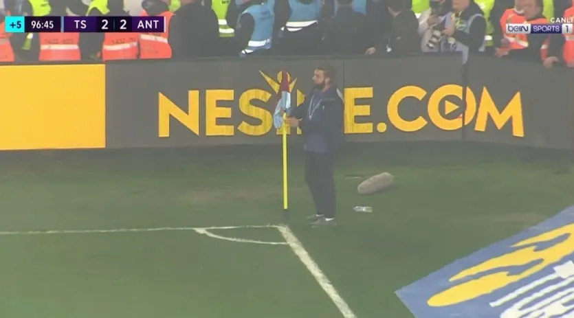 Trabzonspor Antalyaspor maçında taraftarlar sahaya girdi! İlginç anlar... - 5