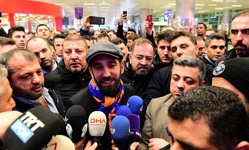 Arda Turan resmen Başakşehir’de