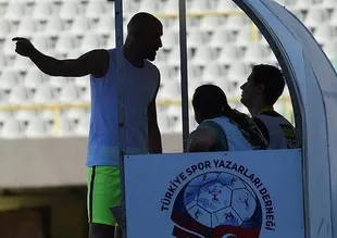 Karşıyaka kalecisi gazeteciye saldırdı