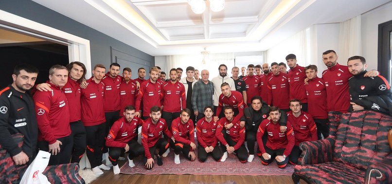 A Milli Futbol Takımı'ndan Ahmet Çalık'ın ailesine taziye ziyareti!