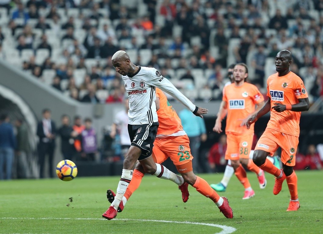 Beşiktaş tribünlerinde yenge rüzgarı