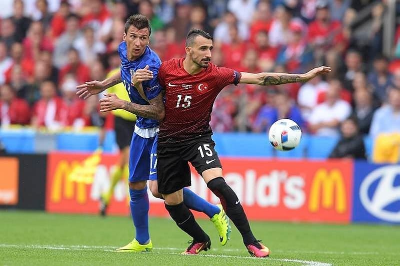 Kendine gel Emre! Yaptığın saygısızlık!