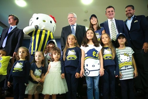 Fenerbahçe-Hello Kitty iş birliğinde imzalar atıldı