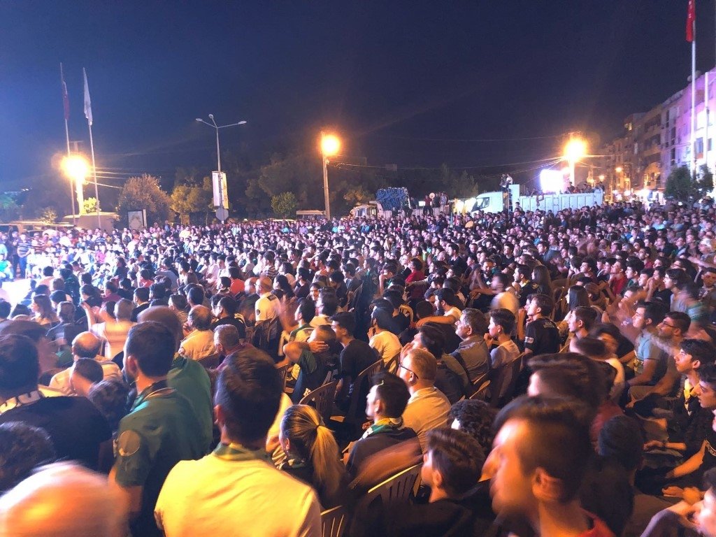 Akhisar sokağa döküldü!