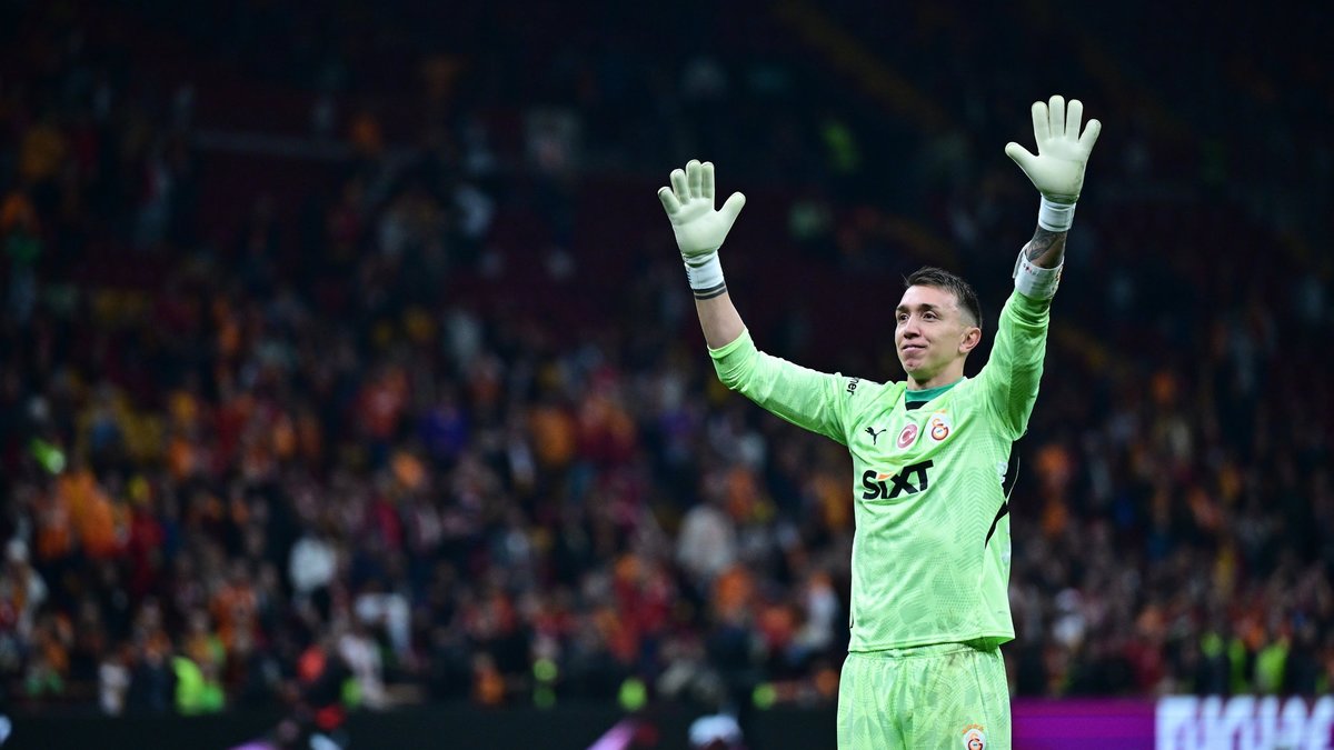 TRANSFER HABERİ: Muslera Galatasaray'a veda ediyor! Yerine gelecek kaleci... TRANSFER HABERİ: Muslera Galatasaray'a veda ediyor! Yerine gelecek kaleci...