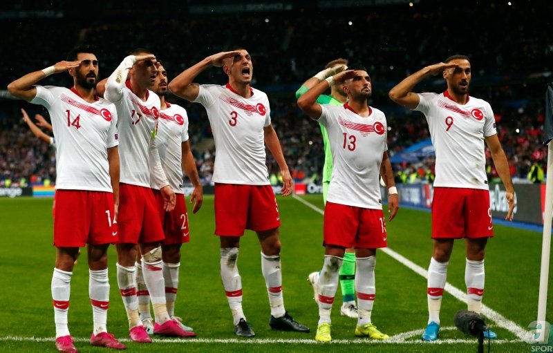 Dünden bugüne ’Asker Selamı’ veren futbolcular