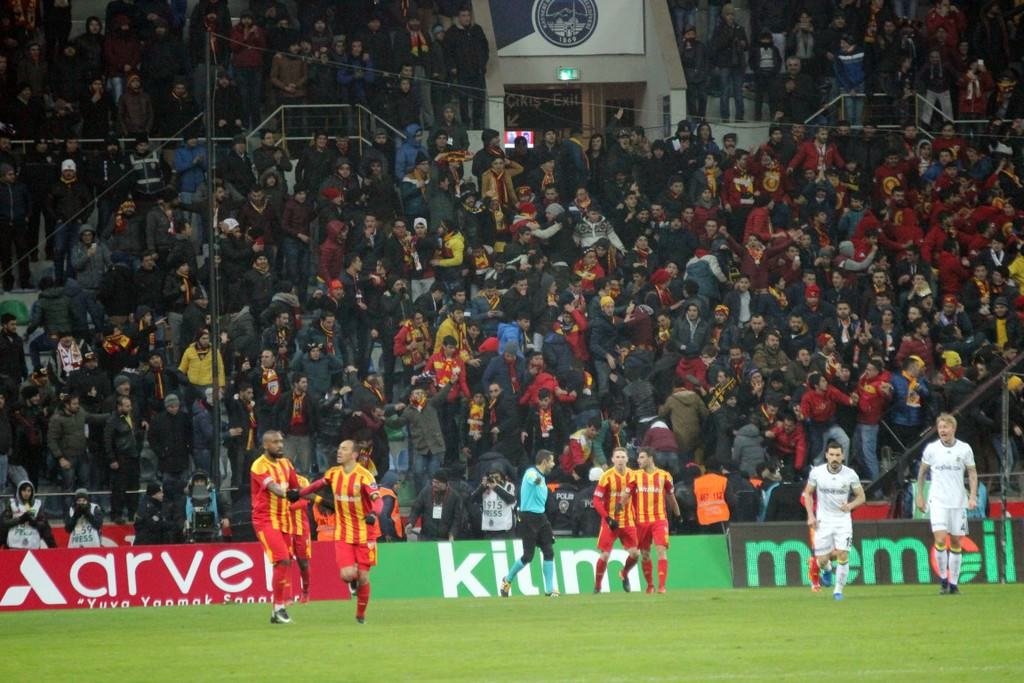 Kayserispor-Fenerbahçe karşılaşmasından kareler