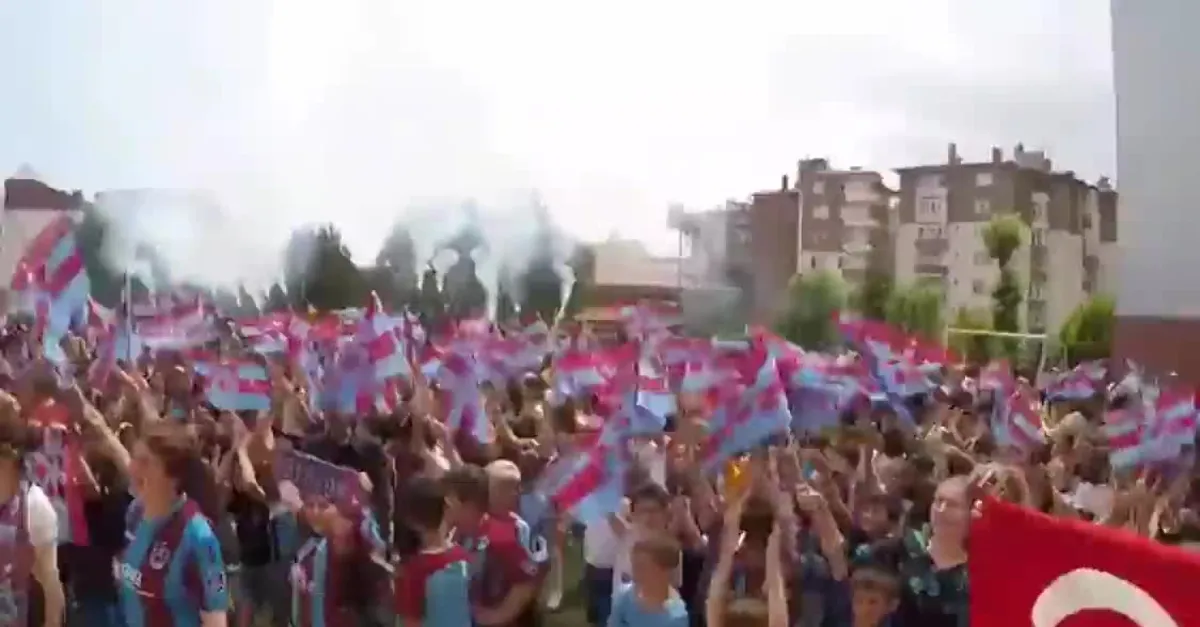Öğrenciler karnelerini Trabzonspor formalarıyla aldılar