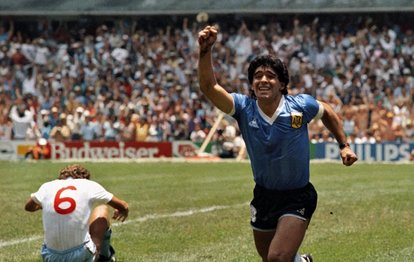 Diego Armando Maradona’nın Tanrının eli golünü attığı forma dudak uçuklatan bir rakamla satıldı!