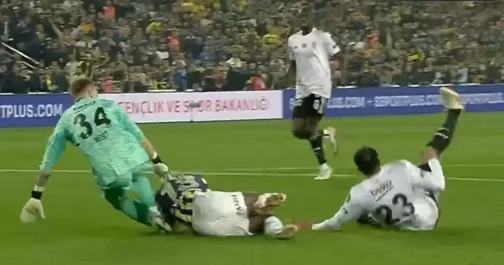 Fenerbahçe - Beşiktaş derbisinde hem kırmızı kart hem penaltı! İşte o pozisyon - 2