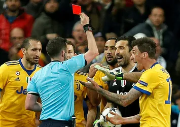UEFA'dan Buffon'a 3 maç ceza