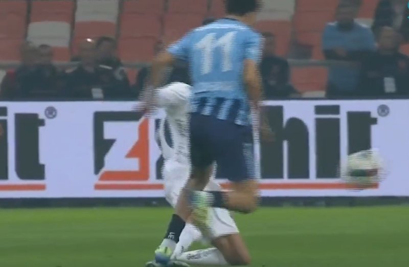 yukatel-adana-demirspor-fenerbahce-macinda-kirmizi-kart-cikti-iste-o-pozisyon-1737307270149.jpg