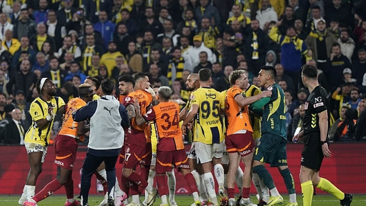 Fenerbahçe-Galatasaray derbisinin PFDK sevkleri açıklandı! Fenerbahçe-Galatasaray derbisinin PFDK sevkleri açıklandı!