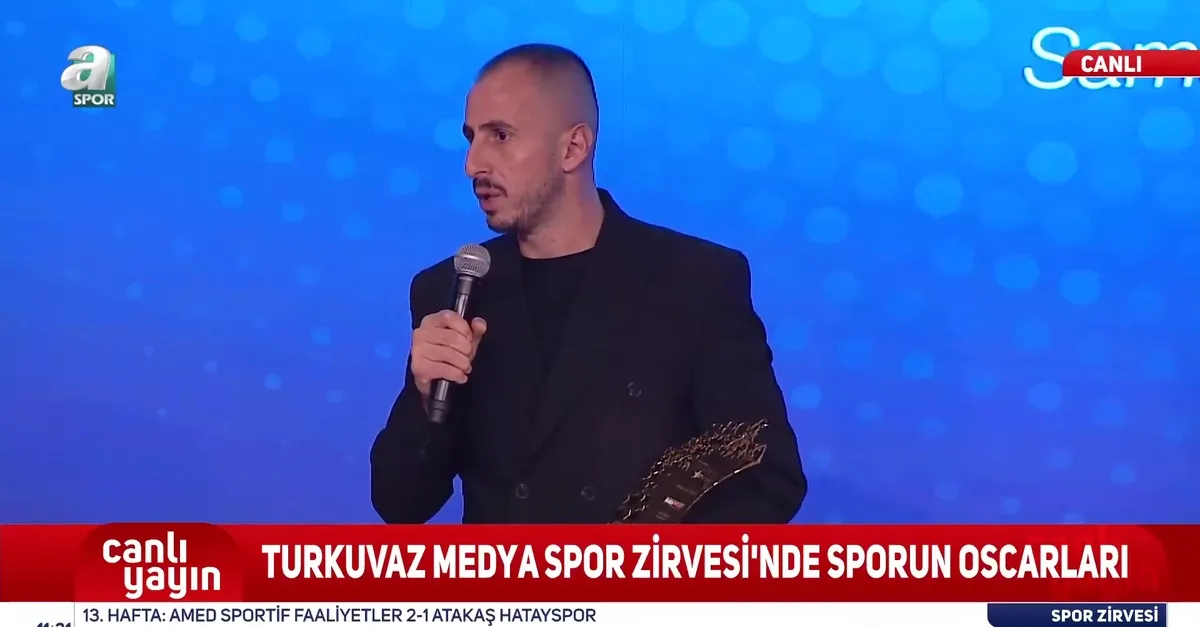 Turkuvaz Medya Spor Zirvesi'nde Zeki Yavru yılın sağ beki seçildi