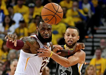 Steph Curry uçuyor! Warriors yine kazandı