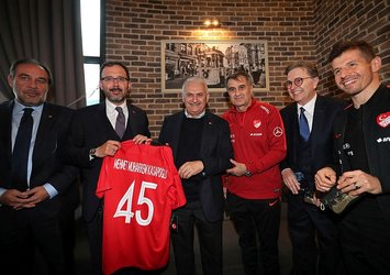 Bakan Kasapoğlu ve Binali Yıldırım'dan milli takıma ziyaret
