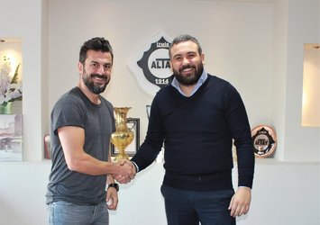 Altay'da Ali Tandoğan imzaladı!