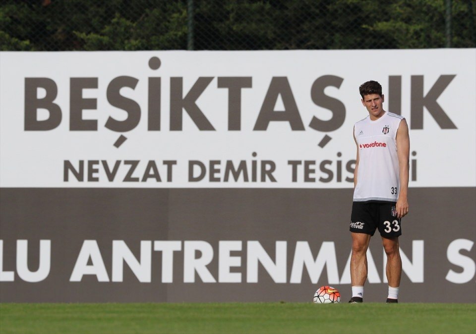 Ünlü futbolcular ve lüks otomobilleri