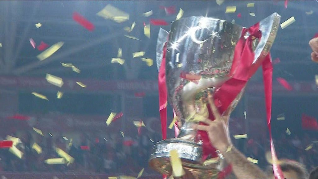 Aslan kupasını kaldırdı!