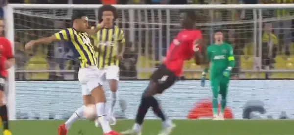 Fenerbahçe'den Rennes'in golü öncesi faul tepkisi! İşte o pozisyon - 1
