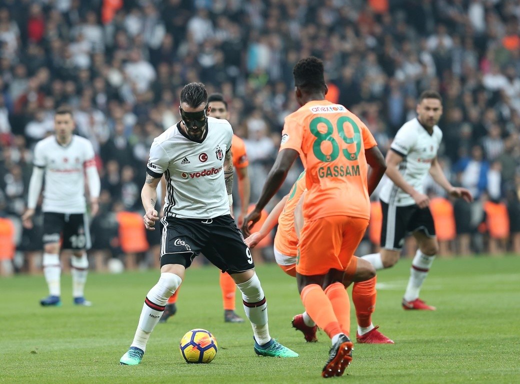 Beşiktaş tribünlerinde yenge rüzgarı