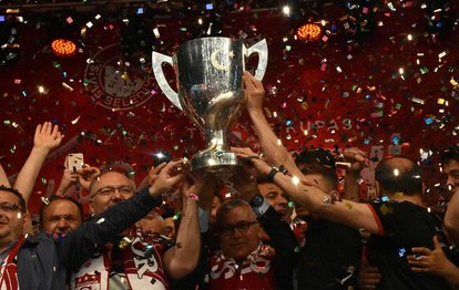 Sivasspor Türkiye Kupası zaferini taraftarıyla kutladı