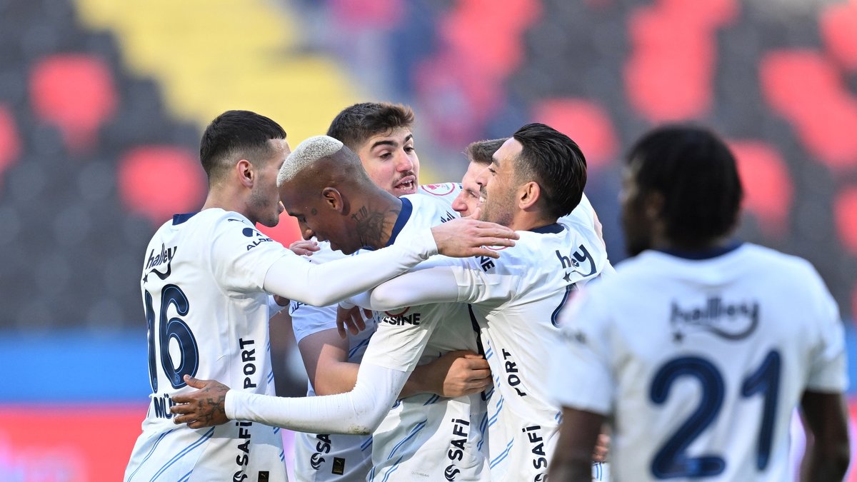 Spor yazarları Gaziantep FK - Fenerbahçe maçını değerlendirdi! Spor yazarları Gaziantep FK - Fenerbahçe maçını değerlendirdi!