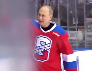 Putin hokey maçında yere düştü