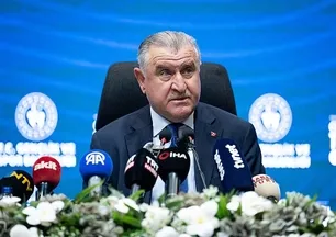 Bakan Bak'tan, milli para yüzücülere tebrik