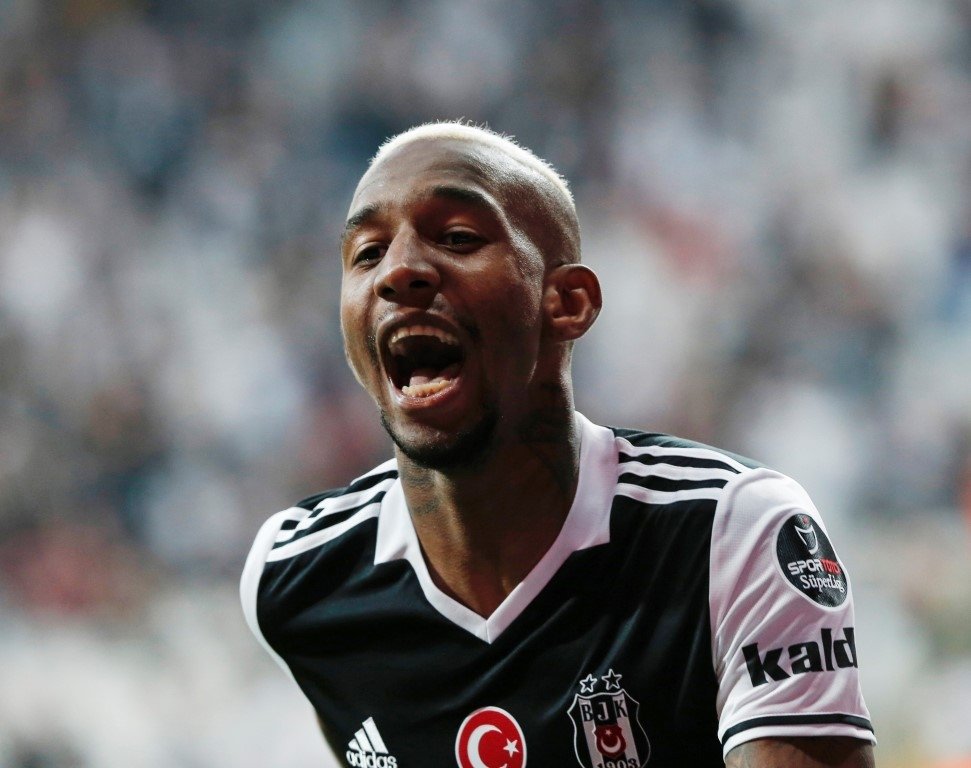 Talisca ve Aboubakar Ada yolcusu