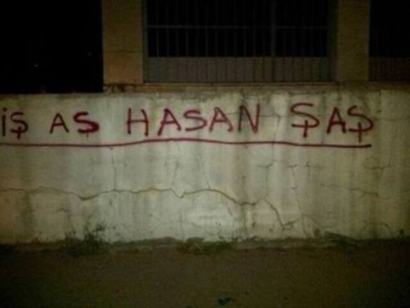 Duvarlara yazılmış tribün sloganları güldürüyor!