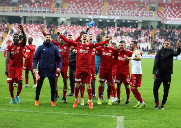 Lider Sivasspor'un golleri orta sahalardan!