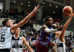 Beşiktaş'tan ezeli rakibine tarihi fark!