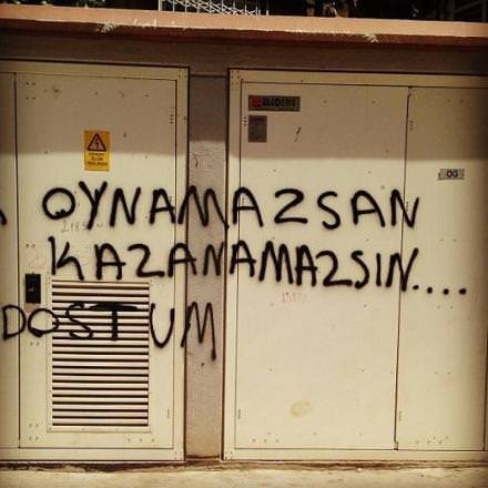 Duvarlara yazılmış tribün sloganları güldürüyor!